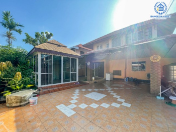 *****บ้านเดี่ยวมือสองย่านนนทบุรี ม.บัวทองธานี กาญจนาภิเษก เนื้อที่กว้างขวางมากถึง 60 ตร.ว. ฟังก์ชัน 4 ห้องนอน 2 ห้องน้ำ ที่จอดรถ 2 คัน บ้านเดี่ยวมีเรือนรับรอง สภาพสวยพร้อมเข้าอยู่ บนทำเลแห่งการเดินทาง ใกล้รถไฟฟ้าสายสีม่วง "สถานีคลองบางไผ่" เชื่อมต่อถนนบางกรวย-ไทรน้อย, ถนนกาญจนาภิเษก, ถนนชัยพฤกษ์ จองเลย!